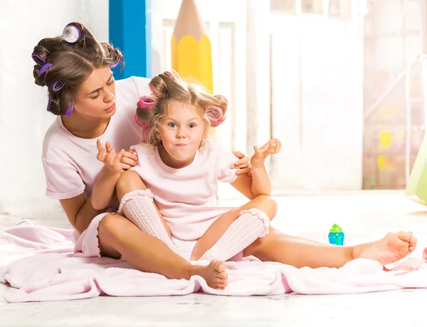 Menina brincando com sua mãe — Fotografia de Stock