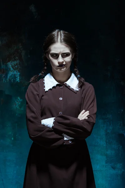 Egy fiatal lány iskola egységes, mint gyilkos nő portréja — Stock Fotó