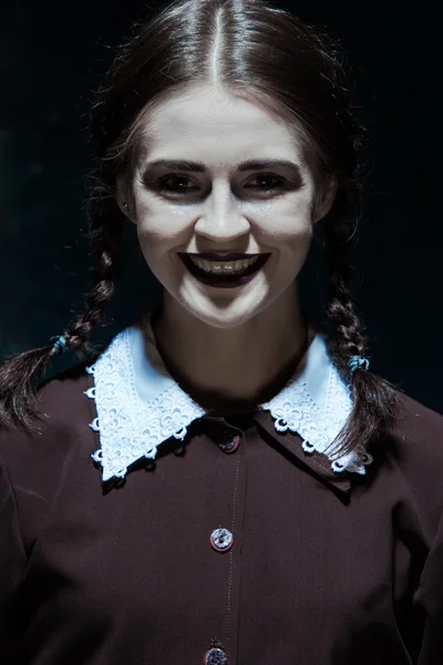 Portret młodej dziewczyny uśmiechający się w mundurki jako zabójca kobiety — Zdjęcie stockowe