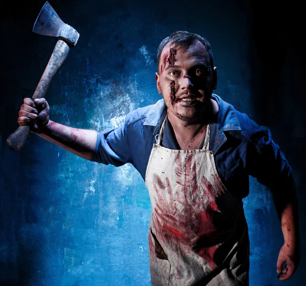 Tema de Halloween sangriento: asesino loco como carnicero con un hacha —  Fotos de Stock