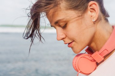 Kumsalda yürüyen bir kadın