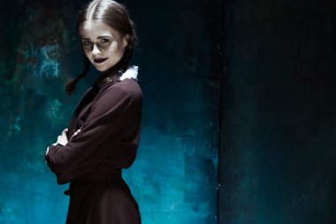 Katil kadın olarak Tekdüzen okuldaki genç gülümseyen kız portresi