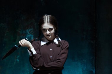 Katil kadın olarak Tekdüzen okulda genç bir kız portresi