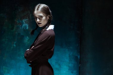 Katil kadın olarak Tekdüzen okulda genç bir kız portresi