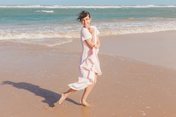 砂浜を歩く女の足 — ストック写真