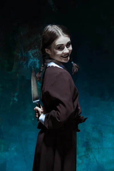 Porträt eines jungen Mädchens in Schuluniform als Mörderin — Stockfoto
