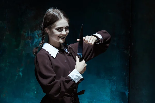 Retrato de uma jovem no uniforme da escola como mulher assassina — Fotografia de Stock