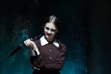 Katil kadın olarak Tekdüzen okulda genç bir kız portresi