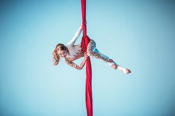 Sierlijke gymnast uitvoeren van luchtfoto oefening — Stockfoto