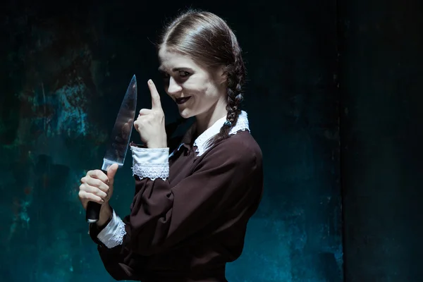 Retrato de uma jovem no uniforme da escola como mulher assassina — Fotografia de Stock