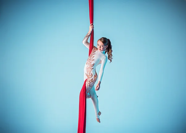 Sierlijke gymnast uitvoeren van luchtfoto oefening — Stockfoto