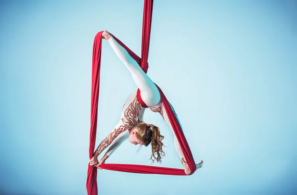 Elegante gimnasta realizando ejercicio aéreo — Foto de Stock