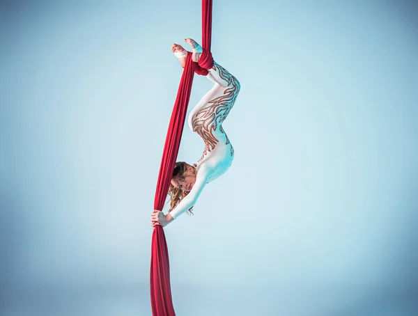 Sierlijke gymnast uitvoeren van luchtfoto oefening — Stockfoto