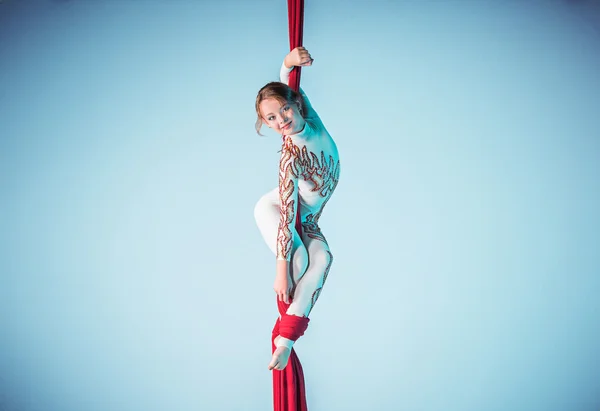 Graceful gymnast performing aerial exercise — Stock Photo, Image