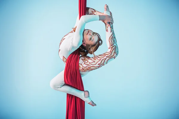 Elegante gimnasta realizando ejercicio aéreo — Foto de Stock