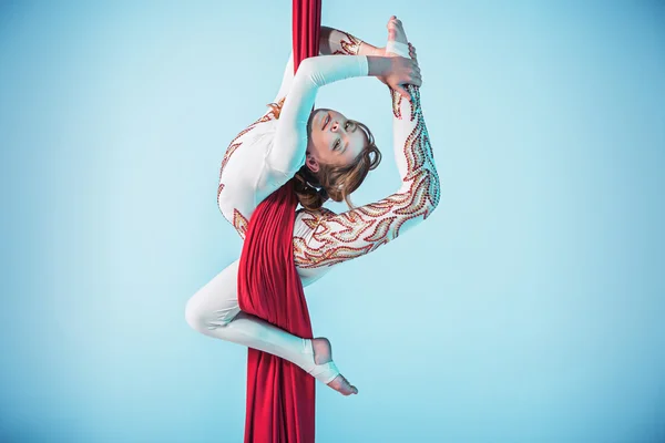 Sierlijke gymnast uitvoeren van luchtfoto oefening — Stockfoto