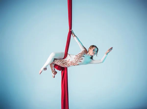 Elegante gimnasta realizando ejercicio aéreo — Foto de Stock