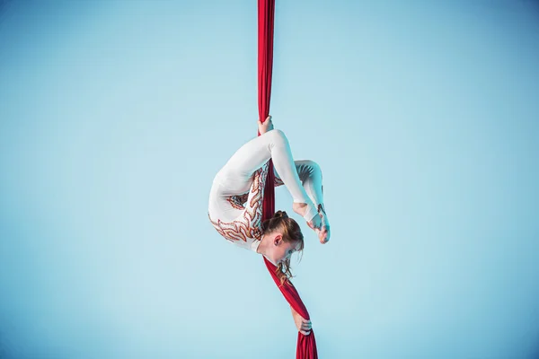 Gymnaste gracieux effectuant un exercice aérien — Photo