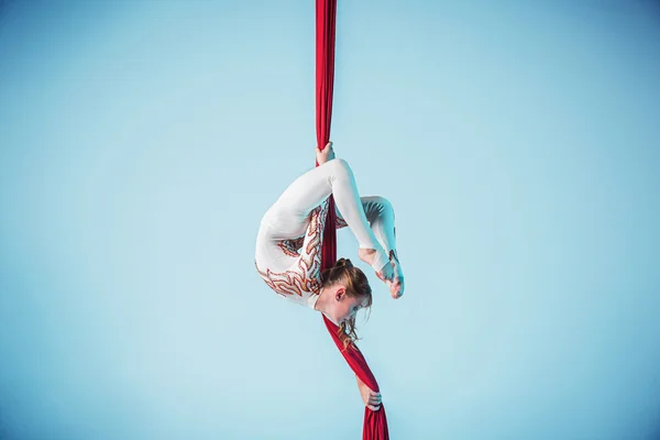 Sierlijke gymnast uitvoeren van luchtfoto oefening — Stockfoto