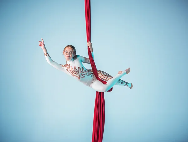 Elegante gimnasta realizando ejercicio aéreo — Foto de Stock