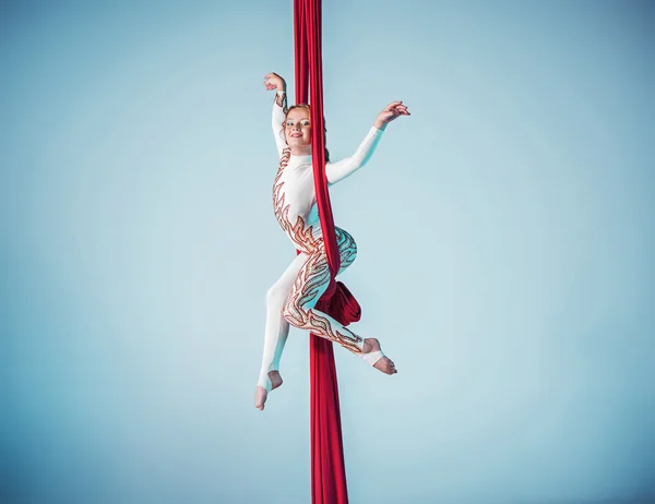 Elegante gimnasta realizando ejercicio aéreo — Foto de Stock