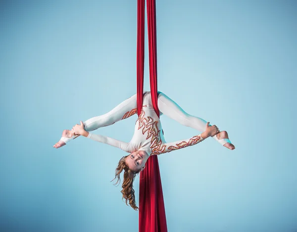 Sierlijke gymnast uitvoeren van luchtfoto oefening — Stockfoto