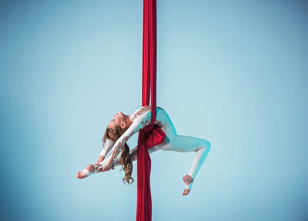 Sierlijke gymnast uitvoeren van luchtfoto oefening — Stockfoto