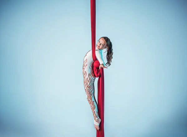 Elegante gimnasta realizando ejercicio aéreo — Foto de Stock