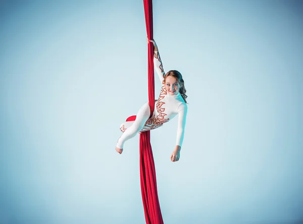 Elegante gimnasta realizando ejercicio aéreo —  Fotos de Stock