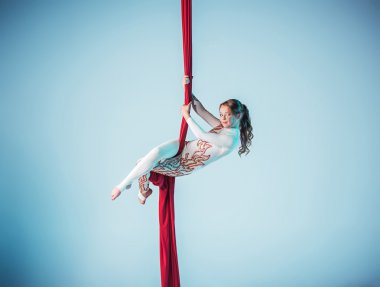 Zarif jimnastikçi hava egzersiz gerçekleştirme