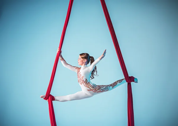 Sierlijke gymnast uitvoeren van luchtfoto oefening — Stockfoto