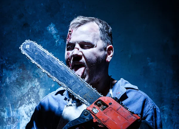 Tema de Halloween sangriento: asesino loco como carnicero con sierra eléctrica —  Fotos de Stock