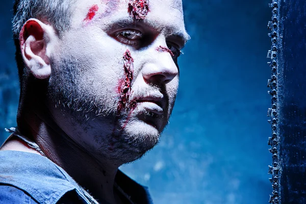 Bloody Halloween téma: šílený vrah jako mladý muž s krví — Stock fotografie