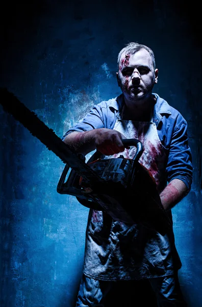 피 묻은 할로윈 테마: 전기 톱으로 정육점으로 미친 살인자 — 스톡 사진