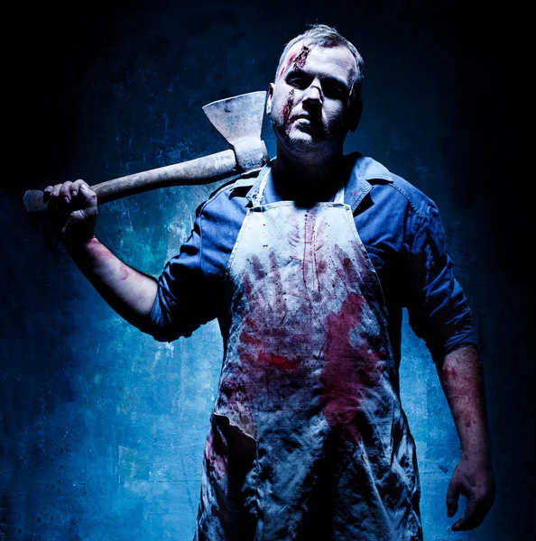 Tema de Halloween sangriento: asesino loco como carnicero con un hacha —  Fotos de Stock