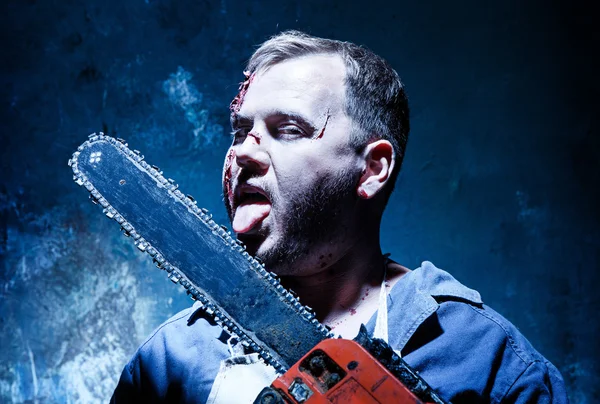 Tema de Halloween sangriento: asesino loco como carnicero con sierra eléctrica —  Fotos de Stock