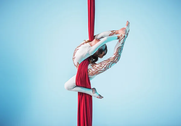 Sierlijke gymnast uitvoeren van luchtfoto oefening — Stockfoto