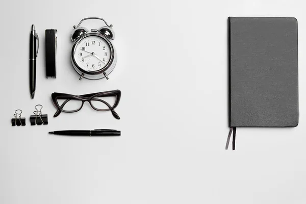 The clock, pen, and glasses on white background — Stock Photo, Image