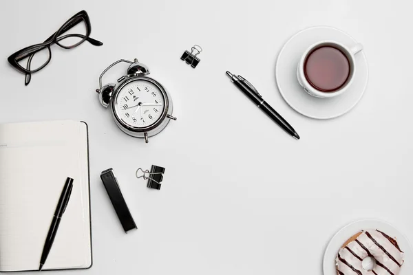Годинник, ручка та окуляри на білому тлі — стокове фото
