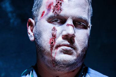 Kanlı Halloween Tema: çılgın katil olarak kan ile genç adam