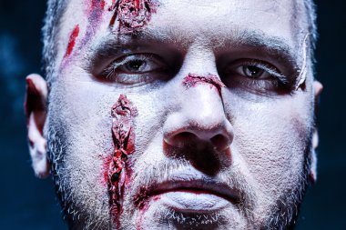 Kanlı Halloween Tema: çılgın katil olarak kan ile genç adam