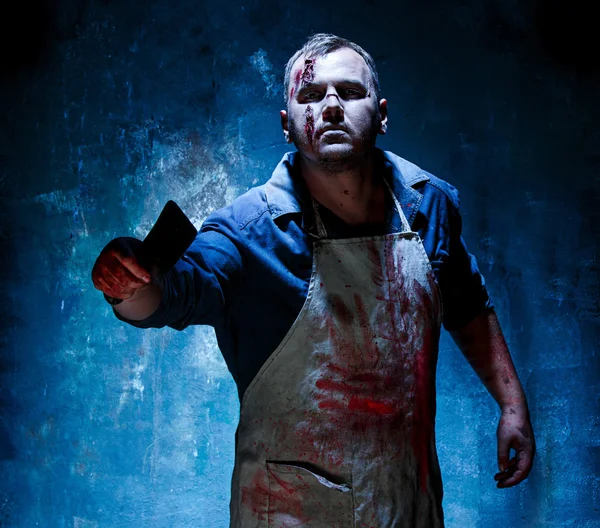 Bloody Halloween tema: assassino louco como açougueiro com uma faca — Fotografia de Stock