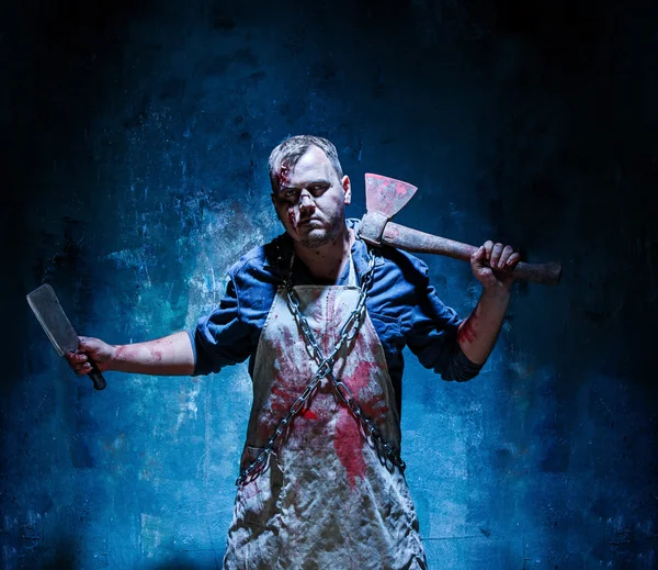 Tema de Halloween sangriento: asesino loco como carnicero con un hacha — Foto de Stock