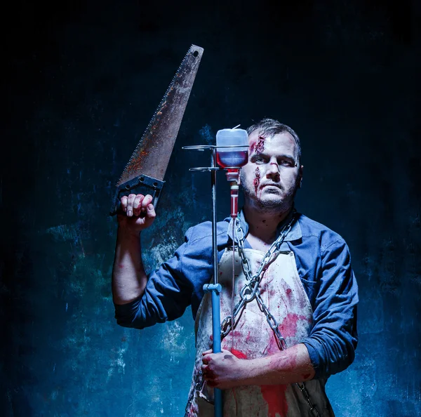 Bloody Halloween tema: assassino louco como açougueiro com serra — Fotografia de Stock