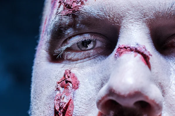 Bloody Halloween tema: assassino louco como jovem com sangue — Fotografia de Stock