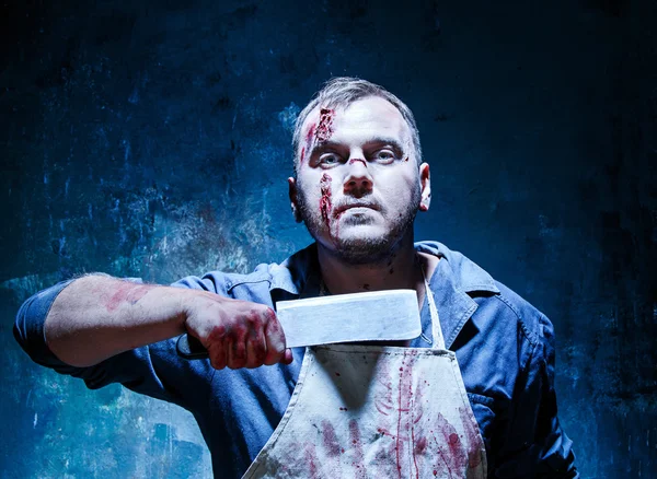 Bloody Halloween tema: assassino louco como açougueiro com uma faca — Fotografia de Stock