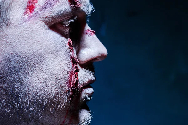 Bloody Halloween téma: šílený vrah jako mladý muž s krví — Stock fotografie