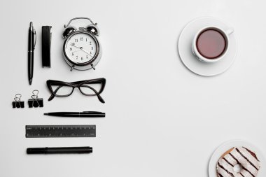 Saat, kalem ve beyaz arka plan üzerinde gözlük