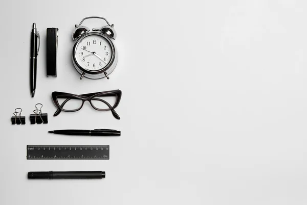 Годинник, ручка та окуляри на білому тлі — стокове фото