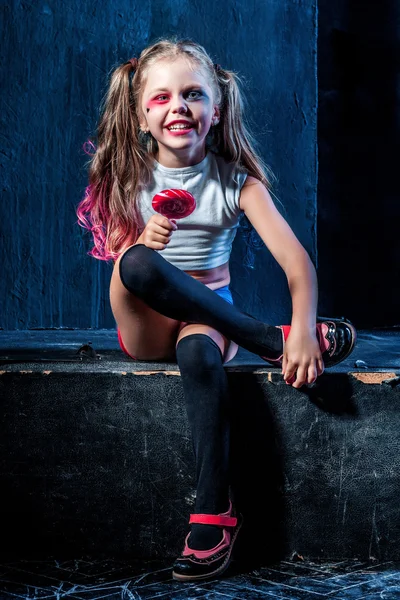 Crasy śmieszne dziewczyna z cukierków na ciemnym tle — Zdjęcie stockowe